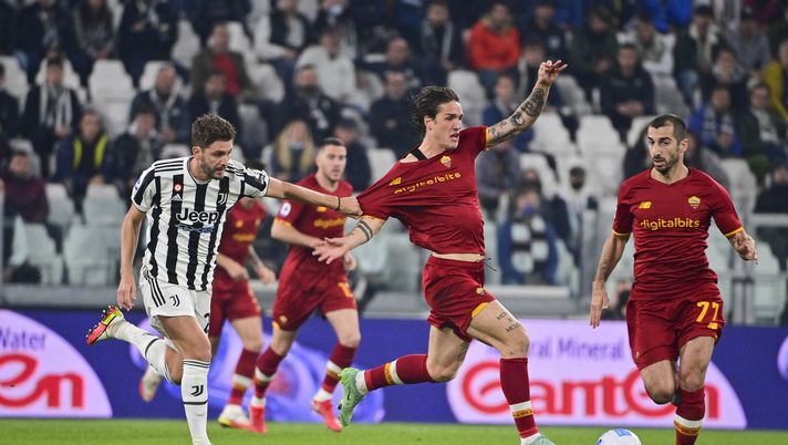 TURIN, ITALY - OCTOBER 17: Nicolò Zaniolo of AS Roma is challenged by Thomas Locatelli of Juventus during the Serie A match between Juventus and AS Roma at on October 17, 2021 in Turin, Italy. (Photo by Fabio Rossi/AS Roma via Getty Images) Zaniolo, bufera sui social: ecco i like che hanno fatto arrabbiare i tifosi della Roma - immagine 1