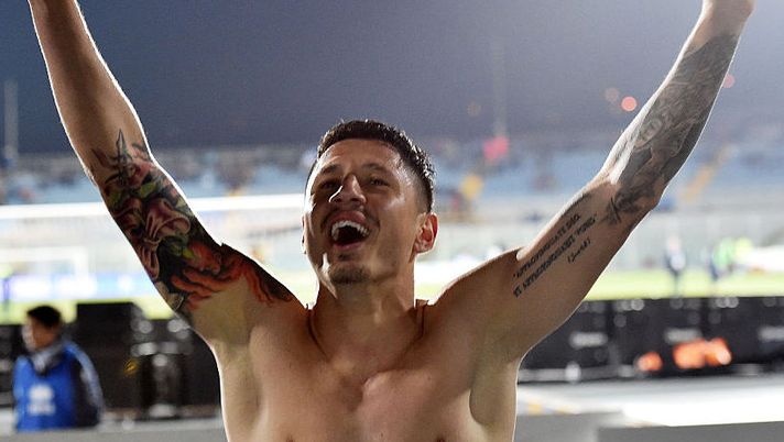 PESCARA, ITALY - APRIL 15: Gianluca Lapadula of Pescara Calcio celebrates the victory after the Serie B match between Pescara Calcio v AC Cesena at Adriatico Stadium on April 15, 2016 in Pescara, Italy. (Photo by Giuseppe Bellini/Getty Images) Genoa, infortunio per Lapadula! Sky: “Problema al ginocchio, timore sia serio” - immagine 1