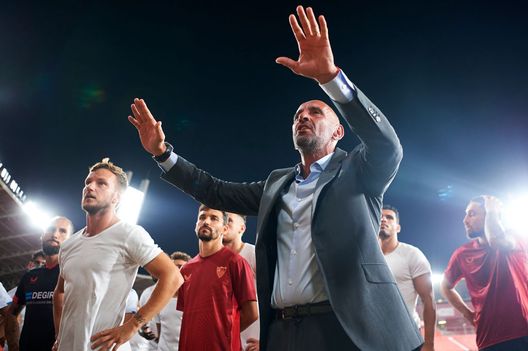 ALMERIA, SPAIN - AUGUST 27: Ramon Rodriguez Verdejo “Monchi”, Sporting Director of Sevilla FC speaks with Sevilla fans after defeat against UD Almeria the LaLiga Santander match between UD Almeria and Sevilla FC at Juegos Mediterraneos on August 27, 2022 in Almeria, Spain. (Photo by Silvestre Szpylma/Quality Sport Images/Getty Images) Siviglia, peggior avvio degli ultimi 41 anni. Monchi si scusa con i tifosi, Lopetegui rischia - immagine 1