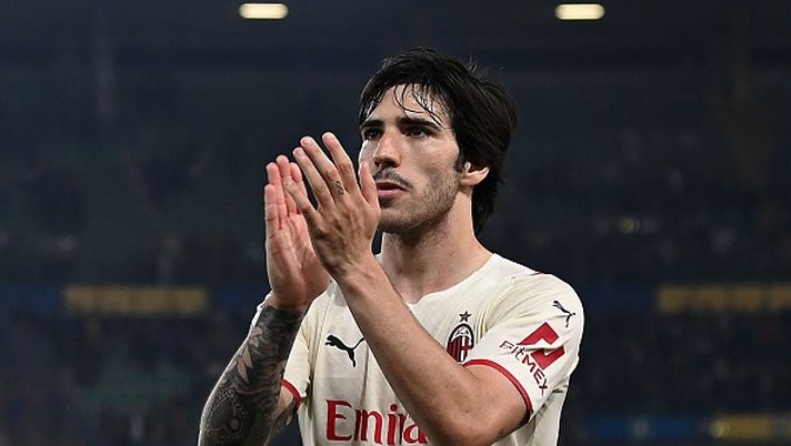 VERONA, ITALY - MAY 08: Sandro Tonali of AC Milanc
elebrates during the Serie A match between Hellas Verona FC and AC Milan at Stadio Marcantonio Bentegodi on May 08, 2022 in Verona, Italy. (Photo by Alessandro Sabattini/Getty Images) Il derby del non detto fra Riccardo Ferri e Sandro Tonali… - immagine 1