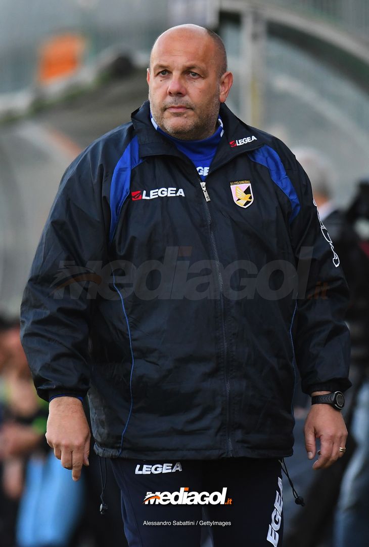  VENICE, ITALY - APRIL 27:  Bruno Tedino head coach of US Citta di Palermo looks on during the serie B match between Venezia FC and US Citta di Palermo at Stadio Pier Luigi Penzo on April 27, 2018 in Venice, Italy.  (Photo by Alessandro Sabattini/Getty Images) 