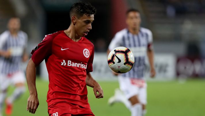LIMA, PERU - APRIL 24: Martín Sarrafiore of SC International controls the ball during a group A match between Alianza Lima and SC Internacional as part of Copa CONMEBOL Libertadores 2019 at Estadio Nacional de Lima on April 24, 2019 in Lima, Peru. (Photo by Raul Sifuentes/Getty Images) 