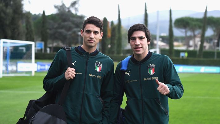 FLORENCE, ITALY - NOVEMBER 11: Andrea Cistana and Sandro Tonali of Italy pose for a photo prior to the Italy training session at Centro Tecnico Federale di Coverciano on November 11, 2019 in Florence, Italy. (Photo by Claudio Villa/Getty Images) FLORENCE, ITALY - NOVEMBER 11: Andrea Cistana and Sandro Tonali of Italy pose for a photo prior to the Italy training session at Centro Tecnico Federale di Coverciano on November 11, 2019 in Florence, Italy. (Photo by Claudio Villa/Getty Images)