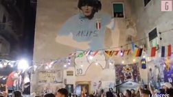 VIDEO Napoli, Maradona avrebbe compiuto 62 anni: fiaccolata e cori per “El Pibe”
