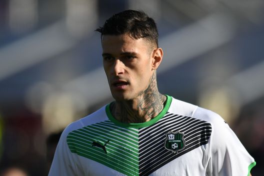 FLORENCE, ITALY - DECEMBER 19: Gianluca Scamacca of US Sassuolo looks on during the Serie A match between ACF Fiorentina and US Sassuolo at Stadio Artemio Franchi on December 19, 2021 in Florence, Italy. (Photo by Alessandro Sabattini/Getty Images) Scamacca in Fiorentina-Sassuolo del 19/12/2021