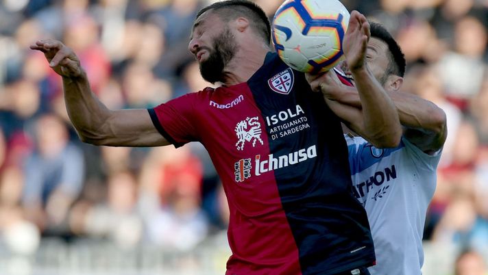 CAGLIARI, ITALY - MAY 11:  Stefan Radu of SS Lazio competes for the ball with Leonardo Pavoletti of Cagliari during the Serie A match between Cagliari and SS Lazio at Sardegna Arena on May 11, 2019 in Cagliari, Italy.  (Photo by Marco Rosi/Getty Images) 