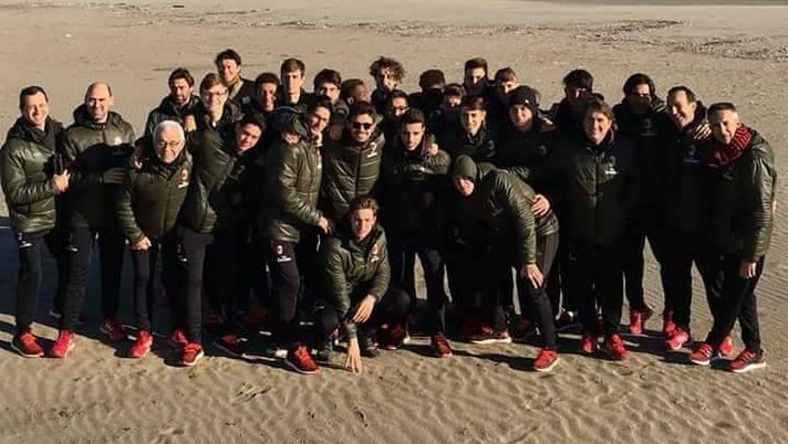 Primavera, Milan: foto di gruppo “vincente” in spiaggia - immagine 1