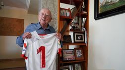Il Siviglia a casa degli abbonati più anziani: tessera simbolica in regalo e lacrime agli occhi