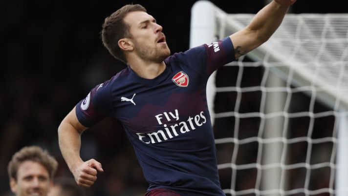 Arsenal's Welsh midfielder Aaron Ramsey celebrates after scoring the team's third goal during the English Premier League football match between Fulham and Arsenal at Craven Cottage in London on October 7, 2018. (Photo by Adrian DENNIS / AFP) / RESTRICTED TO EDITORIAL USE. No use with unauthorized audio, video, data, fixture lists, club/league logos or 'live' services. Online in-match use limited to 120 images. An additional 40 images may be used in extra time. No video emulation. Social media in-match use limited to 120 images. An additional 40 images may be used in extra time. No use in betting publications, games or single club/league/player publications. / (Photo credit should read ADRIAN DENNIS/AFP/Getty Images) MERCATO – Ramsey fa le visite oggi! L’annuncio su Calhanoglu, offerta per Perotti, blitz Lozano- immagine 1