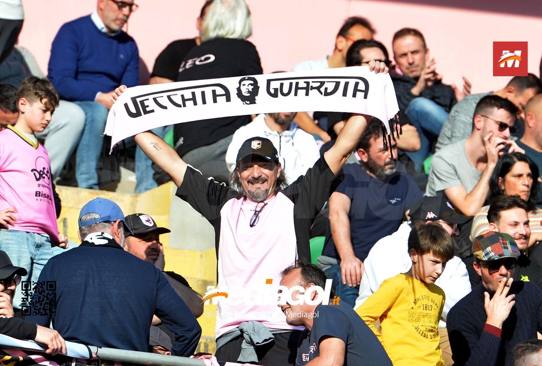 FOTOTIFO Palermo-Como 3-0, gli scatti ai tifosi al “Renzo Barbera” (GALLERY) - immagine 28