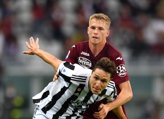 TURIN, ITALY - OCTOBER 02: Federico Chiesa of Juventus is challenged by David Zima of Torino during the Serie A match between Torino FC v Juventus at Stadio Olimpico di Torino on October 02, 2021 in Turin, Italy. (Photo by Valerio Pennicino/Getty Images) Toro in numeri: per Zima un assist in tre presenze. E i passaggi sono precisi- immagine 2