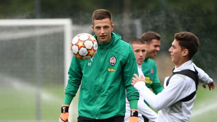 Shakhtar Donetsk's Ukrainian goalkeeper Anatolii Trubin takes part in a training session at the club's training ground outside Kiev on September 27, 2021 on the eve of their UEFA Champions League football match against Inter Milan. (Photo by Sergei SUPINSKY / AFP) (Photo by SERGEI SUPINSKY/AFP via Getty Images) Gazzetta: “Inter, il piano per la porta: affiancare Trubin ad un più esperto, ecco a chi” - immagine 1
