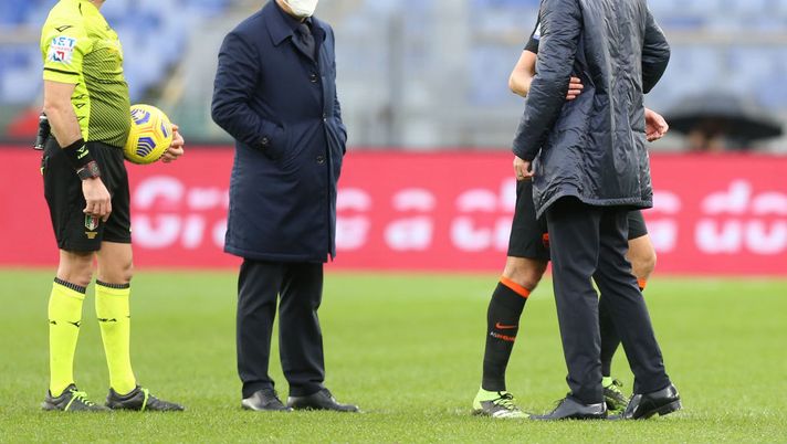 ROME, ITALY - DECEMBER 06: Paulo Fonseca, Head Coach of Roma talks to referee Fabio Maresca during the Serie A match between AS Roma and US Sassuolo at Stadio Olimpico on December 06, 2020 in Rome, Italy. Sporting stadiums around Italy remain under strict restrictions due to the Coronavirus Pandemic as Government social distancing laws prohibit fans inside venues resulting in games being played behind closed doors. (Photo by Paolo Bruno/Getty Images) Maresca, la Roma e gli allenatori portoghesi: un rapporto complicato - immagine 1