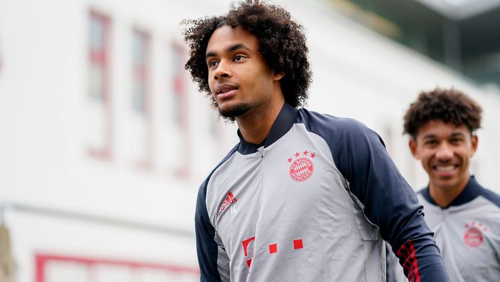 MUNICH, GERMANY - NOVEMBER 24: In this handout image provided by FC Bayern Muenchen arrives Joshua Zirkzee for a training session at Bayern's training ground Säbener Strasse ahead of the UEFA Champions League Group A stage match between FC Bayern Muenchen and RB Salzburg at Allianz Arena on November 24, 2020 in Munich, Germany. (Photo by Handout/FC Bayern via Getty Images) Zirkzee e quel destino che lo lega a…Lukaku: “Quando è andato via dall’Everton, io potevo arrivare al suo posto” - immagine 1