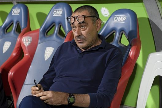 CAGLIARI, ITALY - JULY 29: Head coach of Juventus Maurizio Sarri looks on during the Serie A match between Cagliari Calcio and Juventus at Sardegna Arena on July 29, 2020 in Cagliari, Italy. (Photo by Filippo Alfero - Juventus FC/Juventus FC via Getty Images) CAGLIARI, ITALY - JULY 29: Head coach of Juventus Maurizio Sarri looks on during the Serie A match between Cagliari Calcio and Juventus at Sardegna Arena on July 29, 2020 in Cagliari, Italy. (Photo by Filippo Alfero - Juventus FC/Juventus FC via Getty Images)