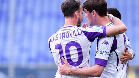 GENOA, ITALY - APRIL 21: Dusan Vlahovic of Fiorentina (R) celebrates with his team-mate Gaetano Castrovilli after scoring a goal during the Serie A match between Genoa CFC and ACF Fiorentina at Stadio Luigi Ferraris on April 4, 2021 in Genoa, Italy. (Photo by Getty Images)