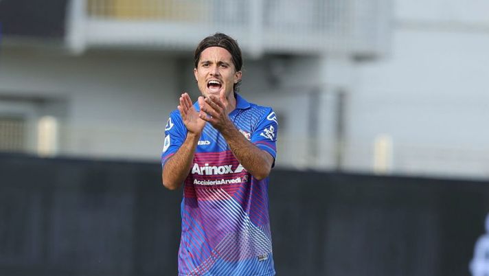 LA SPEZIA, ITALY - OCTOBER 16: Leonardo Sernicola of US Cremonese gestures during the Serie A match between Spezia Calcio and US Cremonese at Stadio Alberto Picco on October 16, 2022 in La Spezia, Italy. (Photo by Gabriele Maltinti/Getty Images) Remind: tutti gli squalificati per questa giornata, saranno due gli assenti - immagine 1