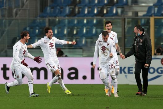 BERGAMO, ITALY - FEBRUARY 06: Federico Bonzzoli of Torino FC celebrates with team mates after scoring their side's third goal during the Serie A match between Atalanta BC and Torino FC at Gewiss Stadium on February 06, 2021 in Bergamo, Italy. Sporting stadiums around Italy remain under strict restrictions due to the Coronavirus Pandemic as Government social distancing laws prohibit fans inside venues resulting in games being played behind closed doors. (Photo by Emilio Andreoli/Getty Images) BERGAMO, ITALY - FEBRUARY 06: Federico Bonzzoli of Torino FC celebrates with team mates after scoring their side's third goal during the Serie A match between Atalanta BC and Torino FC at Gewiss Stadium on February 06, 2021 in Bergamo, Italy. Sporting stadiums around Italy remain under strict restrictions due to the Coronavirus Pandemic as Government social distancing laws prohibit fans inside venues resulting in games being played behind closed doors. (Photo by Emilio Andreoli/Getty Images)