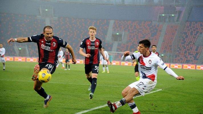 BOLOGNA, ITALY - NOVEMBER 29: Lorenzo De Silvestri of Bologna FC ( L ) stops a kick towards the goal by Salvatore Molina of FC Crotone ( R ) during the Serie A match between Bologna FC and FC Crotone at Stadio Renato Dall'Ara on November 29, 2020 in Bologna, Italy. (Photo by Mario Carlini / Iguana Press/Getty Images) BOLOGNA, ITALY - NOVEMBER 29: Lorenzo De Silvestri of Bologna FC ( L ) stops a kick towards the goal by Salvatore Molina of FC Crotone ( R ) during the Serie A match between Bologna FC and FC Crotone at Stadio Renato Dall'Ara on November 29, 2020 in Bologna, Italy. (Photo by Mario Carlini / Iguana Press/Getty Images)