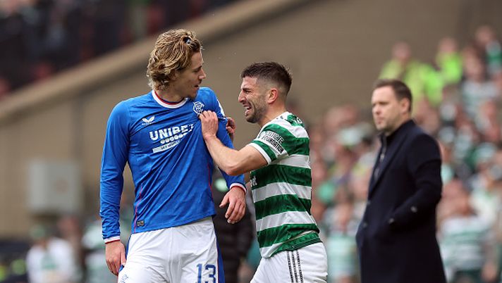 GLASGOW, SCOTLAND - APRIL 30: Todd Cantwell of Rangers and Greg Taylor of Celtic are seen during the Scottish Cup Semi Final match between Rangers and Celtic at Hampden Park on April 30, 2023 in Glasgow, Scotland. (Photo by Ian MacNicol/Getty Images) Celtic campione, ma il tecnico chiede una pronta reazione alla delusione del derby Old Firm - immagine 1