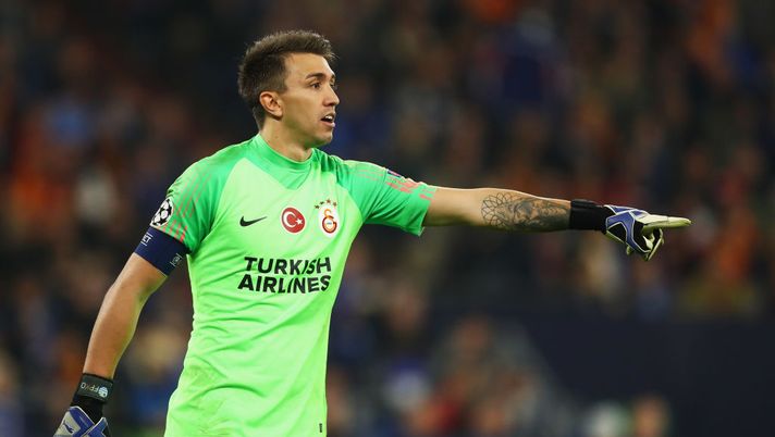 GELSENKIRCHEN, GERMANY - NOVEMBER 06: Goalkeeper, Fernando Muslera of Galatasaray in action during the Group D match of the UEFA Champions League between FC Schalke 04 and Galatasaray at Veltins-Arena on November 6, 2018 in Gelsenkirchen, Germany. (Photo by Dean Mouhtaropoulos/Bongarts/Getty Images) GELSENKIRCHEN, GERMANY - NOVEMBER 06: Goalkeeper, Fernando Muslera of Galatasaray in action during the Group D match of the UEFA Champions League between FC Schalke 04 and Galatasaray at Veltins-Arena on November 6, 2018 in Gelsenkirchen, Germany. (Photo by Dean Mouhtaropoulos/Bongarts/Getty Images)