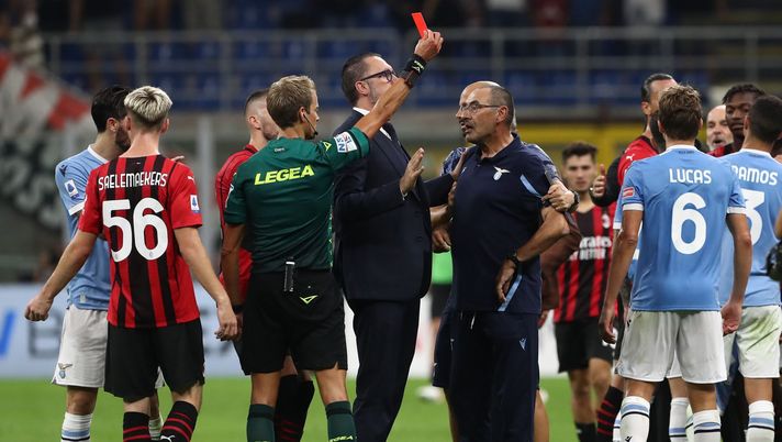 MILAN, ITALY - SEPTEMBER 12: Referee Daniele Chiffi shows the yellow red card to SS Lazio coach Maurizio Sarri at the end of the Serie A match between AC Milan and SS Lazio at Stadio Giuseppe Meazza on September 12, 2021 in Milan, Italy. (Photo by Marco Luzzani/Getty Images) 