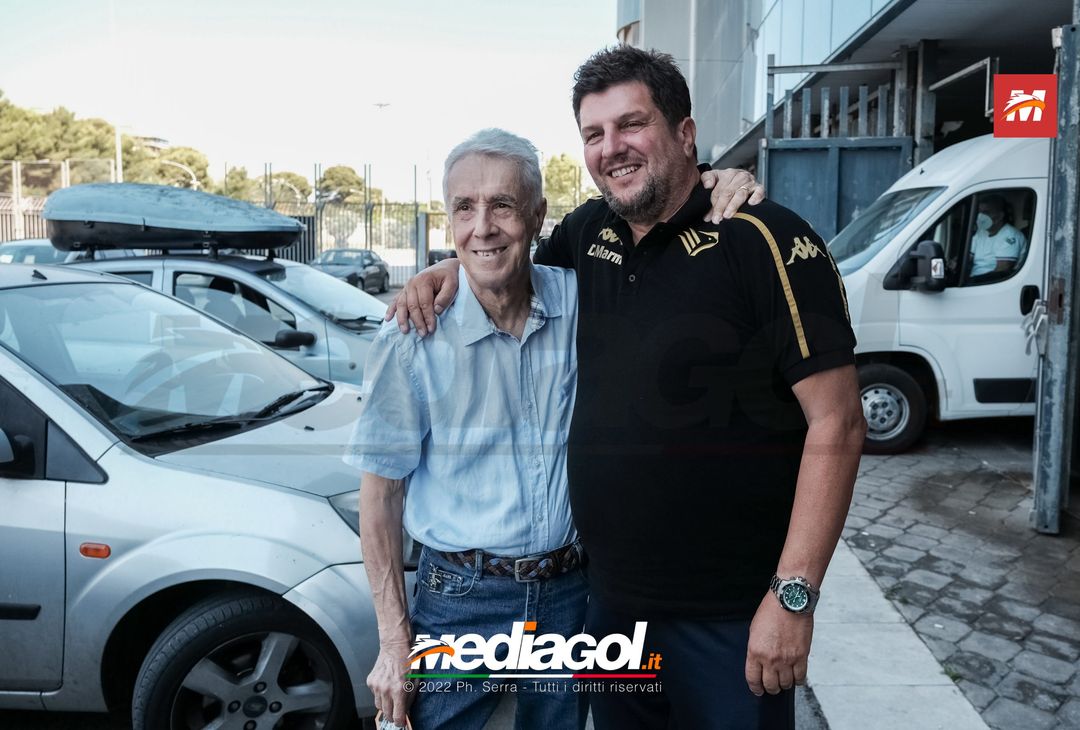 FOTO RITIRO PALERMO, Mister Baldini scatta selfie con i tifosi (Gallery) - immagine 14