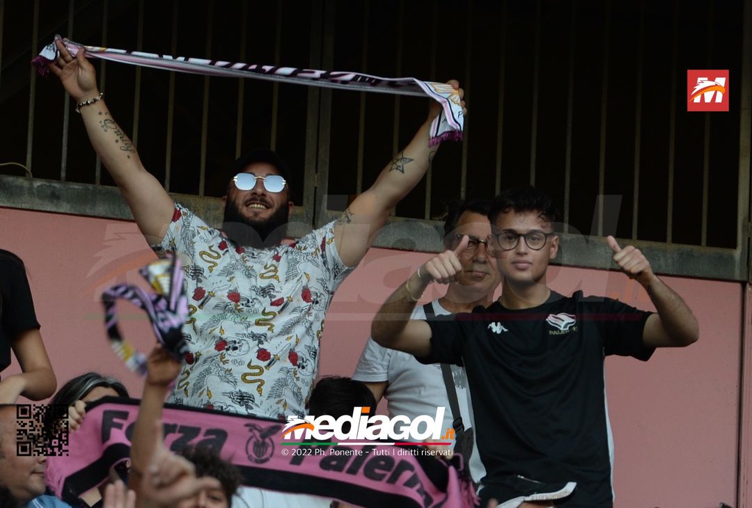Fototifo, i tifosi allo stadio per Palermo-Feralpisaló 1-0 (gallery) - immagine 100