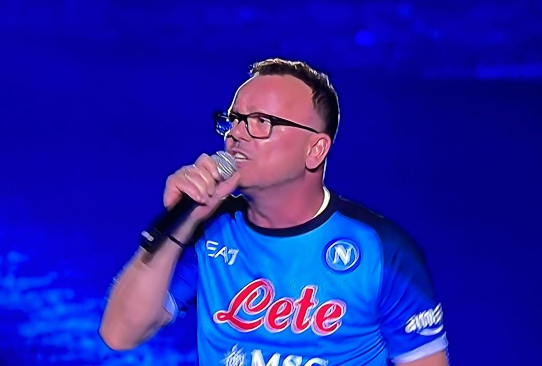 GALLERY Gigi D’Alessio fa impazzire il Maradona: lo show del cantante - immagine 9