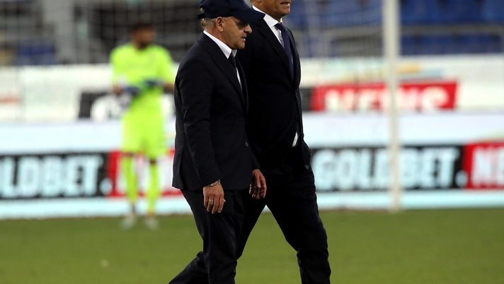 CAGLIARI, ITALY - MAY 12:  Giuseppe Iachini and Leonardo Semplici talk after the Serie A match between Cagliari Calcio  and ACF Fiorentina at Sardegna Arena on May 12, 2021 in Cagliari, Italy. (Photo by Enrico Locci/Getty Images) 