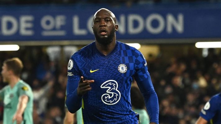 Chelsea's Belgian striker Romelu Lukaku celebrates scoring his team's first goal during the English Premier League football match between Chelsea and Brighton and Hove Albion at Stamford Bridge in London on December 29, 2021. - RESTRICTED TO EDITORIAL USE. No use with unauthorized audio, video, data, fixture lists, club/league logos or 'live' services. Online in-match use limited to 120 images. An additional 40 images may be used in extra time. No video emulation. Social media in-match use limited to 120 images. An additional 40 images may be used in extra time. No use in betting publications, games or single club/league/player publications. (Photo by Glyn KIRK / AFP) / RESTRICTED TO EDITORIAL USE. No use with unauthorized audio, video, data, fixture lists, club/league logos or 'live' services. Online in-match use limited to 120 images. An additional 40 images may be used in extra time. No video emulation. Social media in-match use limited to 120 images. An additional 40 images may be used in extra time. No use in betting publications, games or single club/league/player publications. / RESTRICTED TO EDITORIAL USE. No use with unauthorized audio, video, data, fixture lists, club/league logos or 'live' services. Online in-match use limited to 120 images. An additional 40 images may be used in extra time. No video emulation. Social media in-match use limited to 120 images. An additional 40 images may be used in extra time. No use in betting publications, games or single club/league/player publications. (Photo by GLYN KIRK/AFP via Getty Images) Inter, la Gazzetta: “Dumfries è la chiave per Lukaku, si studia un affare allargato” - immagine 1