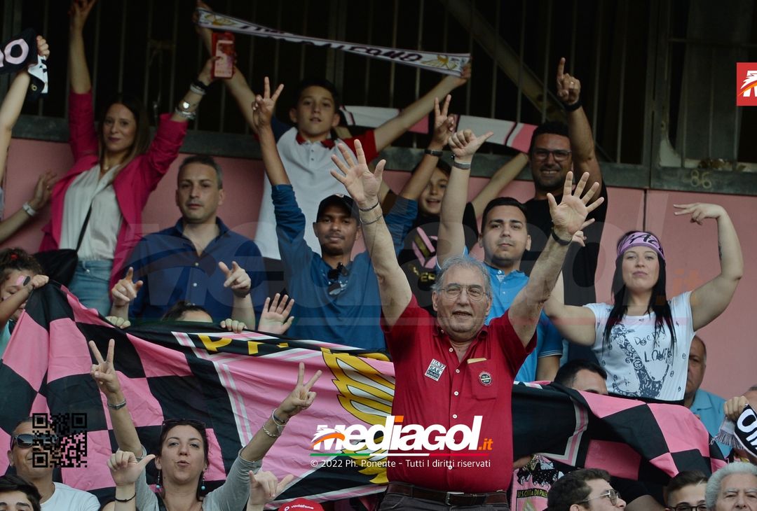Fototifo, i tifosi allo stadio per Palermo-Feralpisaló 1-0 (gallery) - immagine 153