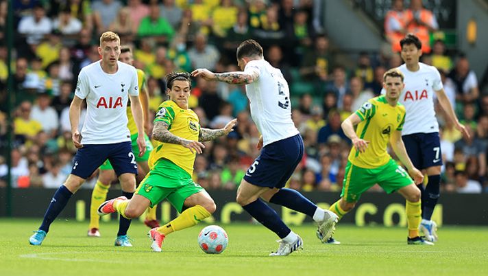 NORWICH, ENGLAND - MAY 22: Pierre-Emile Hojberg of Tottenham Hotspur is challenged by Mathias Normann during the Premier League match between Norwich City and Tottenham Hotspur at Carrow Road on May 22, 2022 in Norwich, England. (Photo by David Rogers/Getty Images) Hojberg pupillo di Conte: il Tottenham vuole rinnovare e migliorare il suo contratto - immagine 1