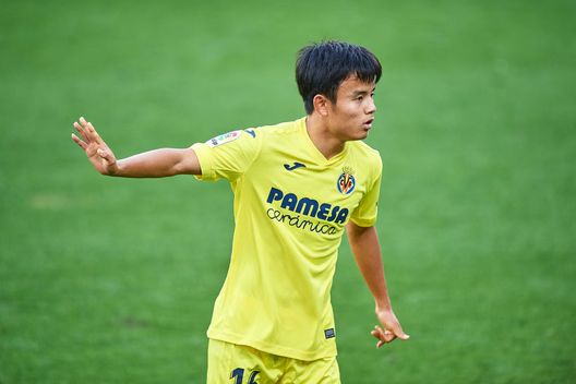 VILLAREAL, SPAIN - OCTOBER 18: Takefusa Kubo of Valencia CF looks on during the La Liga Santader match between Villarreal CF and Valencia CF at Estadio de la Ceramica on October 18, 2020 in Villareal, Spain. (Photo by Aitor Alcalde/Getty Images) Kubo, ancora un prestito: il Real non ha spazio per tesserarlo, ma vuole testarlo in una big- immagine 1