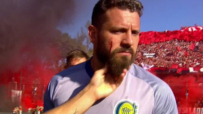 Bengala sul volto del portiere e vetri del pullman in frantumi: è il derby di Rosario - immagine 1