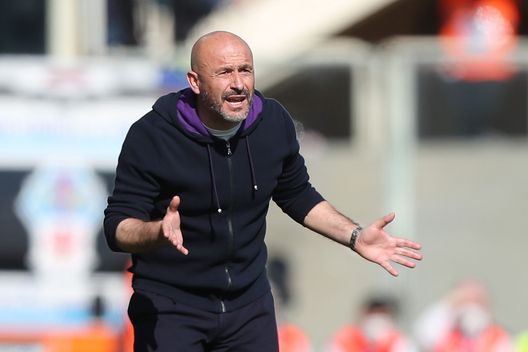 FLORENCE, ITALY - FEBRUARY 20: Vincenzo Italiano manager of AFC Fiorentina gestures during the Serie A match between ACF Fiorentina and Atalanta BC at Stadio Artemio Franchi on February 20, 2022 in Florence, Italy. (Photo by Gabriele Maltinti/Getty Images) Italiano: “Contro la Juventus una prestazione straordinaria” - immagine 1