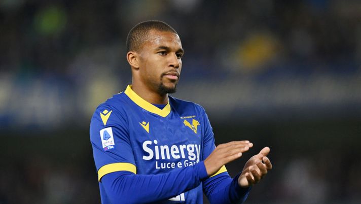 VERONA, ITALY - MAY 03: Isak Hien of Hellas Verona reacts during the Serie A match between Hellas Verona and FC Internazionale at Stadio Marcantonio Bentegodi on May 03, 2023 in Verona, Italy. (Photo by Alessandro Sabattini/Getty Images) Hien nel mirino dell’Atalanta, anche Sky conferma: è un pallino di D’Amico - immagine 1