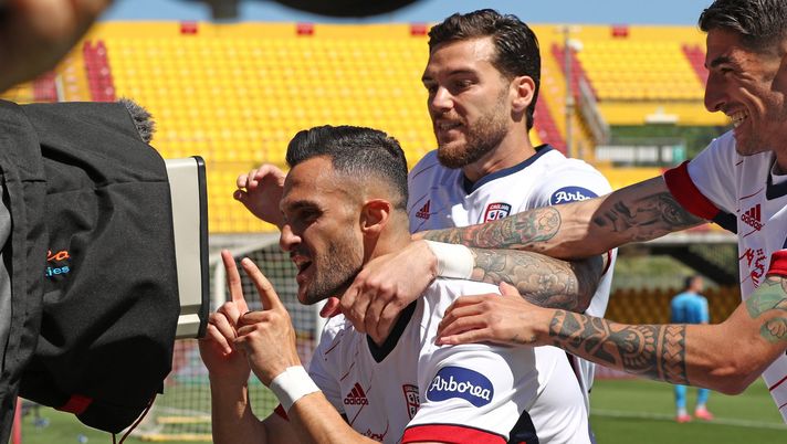 BENEVENTO, ITALY - MAY 09: Charalampos Lykogiannis of Cagliari Calcio celebrates after scoring the 1-0 goal during the Serie A match between Benevento Calcio and Cagliari Calcio at Stadio Ciro Vigorito on May 09, 2021 in Benevento, Italy. Sporting stadiums around Italy remain under strict restrictions due to the Coronavirus Pandemic as Government social distancing laws prohibit fans inside venues resulting in games being played behind closed doors. (Photo by Francesco Pecoraro/Getty Images) BENEVENTO, ITALY - MAY 09: Charalampos Lykogiannis of Cagliari Calcio celebrates after scoring the 1-0 goal during the Serie A match between Benevento Calcio and Cagliari Calcio at Stadio Ciro Vigorito on May 09, 2021 in Benevento, Italy. Sporting stadiums around Italy remain under strict restrictions due to the Coronavirus Pandemic as Government social distancing laws prohibit fans inside venues resulting in games being played behind closed doors. (Photo by Francesco Pecoraro/Getty Images)