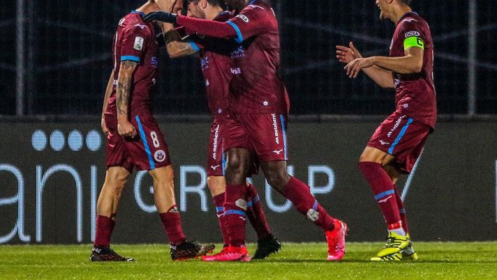 Con il 5 % di possibilità mettiamo il Cittadella. È la squadra che vanta più partecipazioni ai playoff di B e inevitabilmente anche la squadra che ne ha persi di più. Quando si alza la posta in palio e la tensione sale, escono i limiti di un organico spremuto al massimo durante la stagione. Ricordiamo che in rosa Venturato ha molti giocatori esordienti in categoria. Ci sono quattro partite da qui alla fine, per noi è la squadra con meno chances Con il 5 % di possibilità mettiamo il Cittadella. È la squadra che vanta più partecipazioni ai playoff di B e inevitabilmente anche la squadra che ne ha persi di più. Quando si alza la posta in palio e la tensione sale, escono i limiti di un organico spremuto al massimo durante la stagione. Ricordiamo che in rosa Venturato ha molti giocatori esordienti in categoria. Ci sono quattro partite da qui alla fine, per noi è la squadra con meno chances