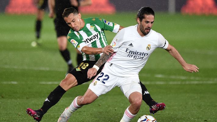 MADRID, SPAIN - APRIL 24: Isco of Real Madrid and Andres Guardado of Real Betis during the La Liga Santander match between Real Madrid and Real Betis at Estadio Santiago Bernabeu on April 24, 2021 in Madrid, Spain. Sporting stadiums around Spain remain under strict restrictions due to the Coronavirus Pandemic as Government social distancing laws prohibit fans inside venues resulting in games being played behind closed doors. (Photo by Denis Doyle/Getty Images) DERBY DI MERCATO A SIVIGLIA PER ISCO
