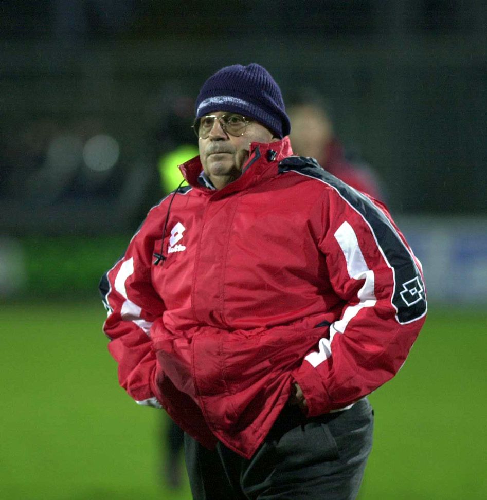 24 Feb 2001: Eugenio Fascetti coach of Bari looks on during a Serie A 20th Round League match between Atalanta and Bari played at the Azzurri d''Italia stadium, Bergamo. Mandatory Credit: Grazia Neri/ALLSPORT Fascetti sui nomi per l’attacco viola: “Belotti? Non mi piace”- immagine 2
