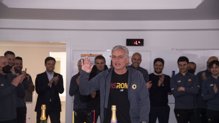 La Roma festeggia Mourinho: ecco la sorpresa “special” della squadra – VIDEO - immagine 1