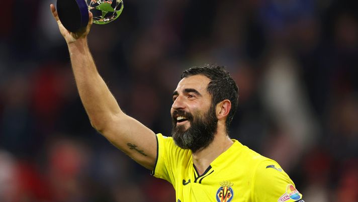 MUNICH, GERMANY - APRIL 12: Raul Albiol of Villarreal CF celebrates with the Player of the Match award following their draw and advancement in the UEFA Champions League Quarter Final Leg Two match between Bayern München and Villarreal CF at Football Arena Munich on April 12, 2022 in Munich, Germany. (Photo by Alexander Hassenstein/Getty Images) Albiol