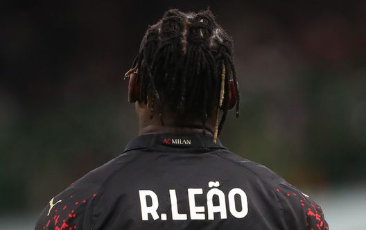 MILAN, ITALY - FEBRUARY 26: The back of Rafael Leao of AC Milan is shown during the Serie A match between AC Milan and Atalanta BC at Stadio Giuseppe Meazza on February 26, 2023 in Milan, Italy. (Photo by Marco Luzzani/Getty Images) Consigli Fantacalcio, 5 attaccanti per la 32a giornata: Raspadori ‘divino’, chance Shomurodov. Leao on-fire- immagine 6