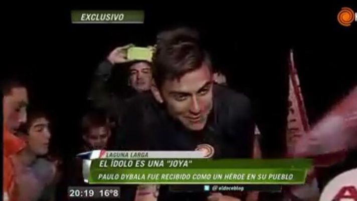 Video, Dybala torna in Argentina e la città di Laguna Larga lo accoglie come un eroe 