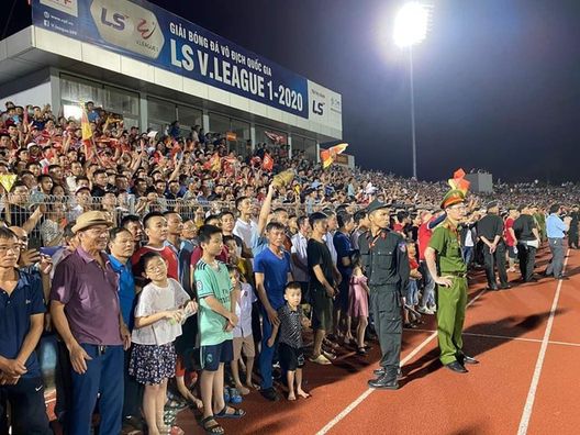 Lo 0-0 della capolista Hanoi in trasferta: tifosi a bordocampo dopo il crollo di una parte del cantiere della tribuna in rifacimento Vietnam: 40mila persone guardano Germania-Giappone, ma è una partita di FIFA 23- immagine 2