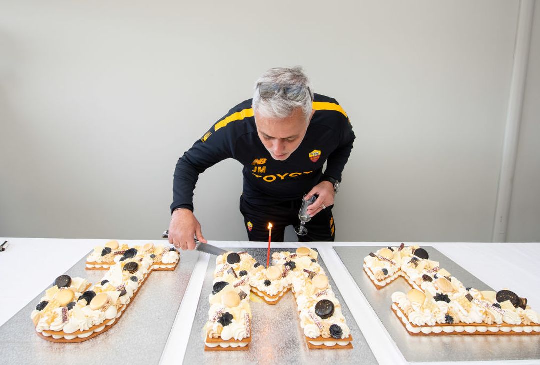 La torta e il video dei dipendenti: i 60 anni di Mourinho a Trigoria – FOTO GALLERY - immagine 7