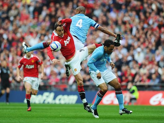 (Photo by Mike Hewitt/Getty Images) Berbatov in un derby di Manchester