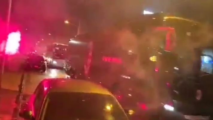 L'accoglienza di ieri sera al pullman del Milan L'accoglienza di ieri sera al pullman del Milan