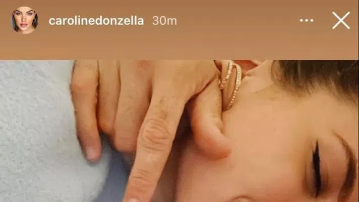 Lady Petagna e il suo sguardo magnetico: fan in visibilio per lo scatto di Caroline | FOTO